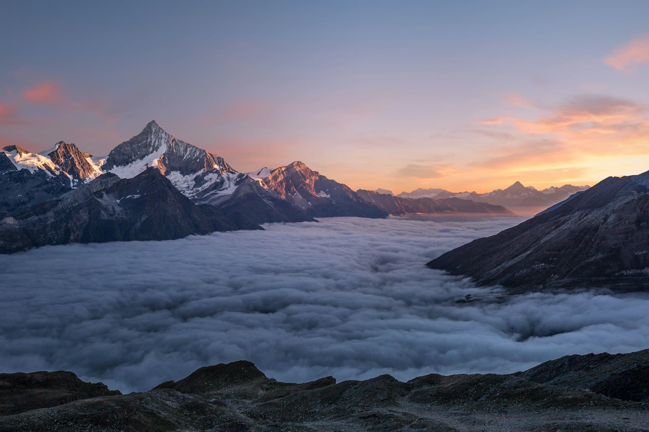 Trekking en los Andes del Perú — paisaje de montañas nevadas